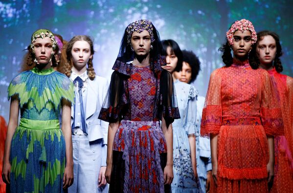 Модели представляют коллекцию дизайнера Бора Аксу на Неделе моды в Лондоне - Sputnik Кыргызстан
