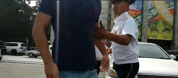 ЖК депутатын ташыган машинанын айдоочусу Sputnik журналистин жакалаган видеосу ЖК депутатын ташыган машинанын айдоочусу Sputnik журналистин жакалаган видеосу - Sputnik Кыргызстан