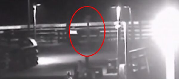 Камера наблюдения сняла гуляющего призрака в США. Видео - Sputnik Кыргызстан