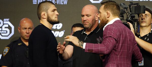 Пресс-конференция чемпиона UFC в легком весе россиянина Хабиба Нурмагомедова и ирландского бойца Конора Макгрегора Пресс-конференция чемпиона UFC в легком весе россиянина Хабиба Нурмагомедова и ирландского бойца Конора Макгрегора - Sputnik Кыргызстан
