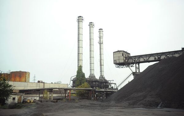 Боронов также ознакомился с ходом строительства угольного склада, работой турбинного и котельного цехов. - Sputnik Кыргызстан