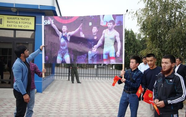В аэропорту Оша встретили бронзового призера Чемпионата мира по спортивной борьбе среди молодежи Акжола Махмудова - Sputnik Кыргызстан