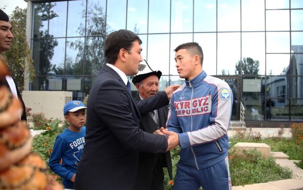 Спортсмена поздравили с завоеванной медалью, надели на него калпак и чепкен - Sputnik Кыргызстан