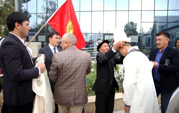 Махмудова встречали вице-мэр Оша Нурбек Кадыров, сотрудники муниципалитета и представители городского спортивного комитета - Sputnik Кыргызстан