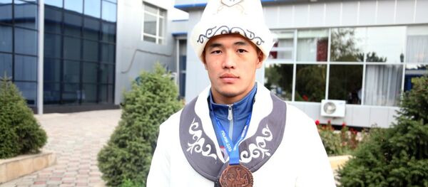 В аэропорту Оша встретили бронзового призера Чемпионата мира по спортивной борьбе среди молодежи Акжола Махмудова - Sputnik Кыргызстан