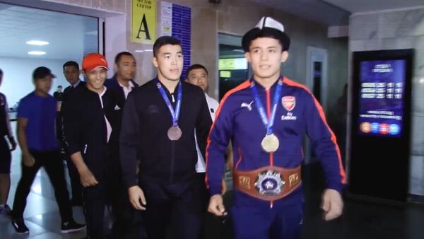 Как чемпиона мира по борьбе Бакирова встретили родители и фанаты. Видео - Sputnik Кыргызстан