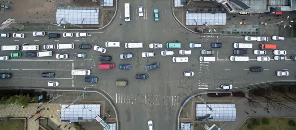 Автомобили на пересечении улицы Байтик-Баатыра и проспекта Чуй в Бишкеке. Архивное фото Автомобили на пересечении улицы Байтик-Баатыра и проспекта Чуй в Бишкеке. Архивное фото - Sputnik Кыргызстан