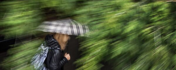 Кол чатыр көтөргөн аял. Архив - Sputnik Кыргызстан