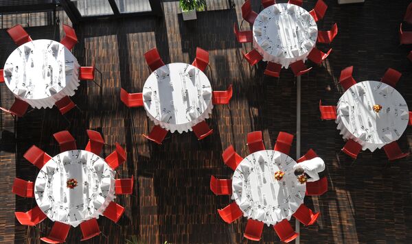 Тамадалар таксистке айланып, тойлор токтоду.  Карантиндин кейиткен кесепети жөнүндө - Sputnik Кыргызстан