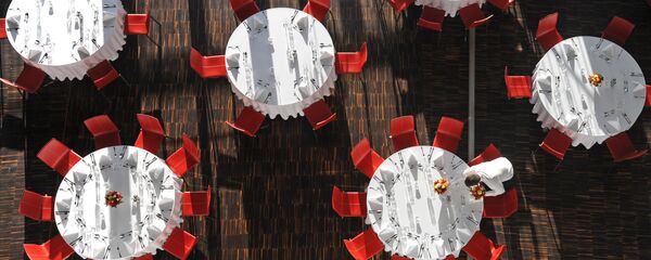 Официант сервирует столы в ресторане. Архивное фото - Sputnik Кыргызстан