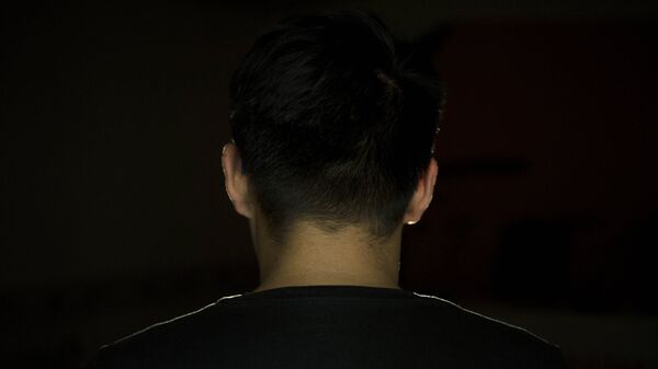 Мужчина стоит спиной. Иллюстративное фото - Sputnik Кыргызстан