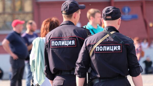 Сотрудники полиции на улице Москвы. Архивное фото - Sputnik Кыргызстан