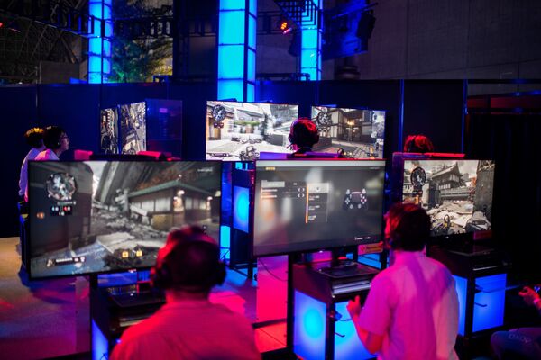 Посетители играют в видеоигру Call of Duty на Tokyo Game Show в Японии - Sputnik Кыргызстан