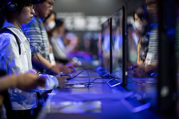 Посетители играют в видеоигры на Tokyo Game Show в Японии - Sputnik Кыргызстан