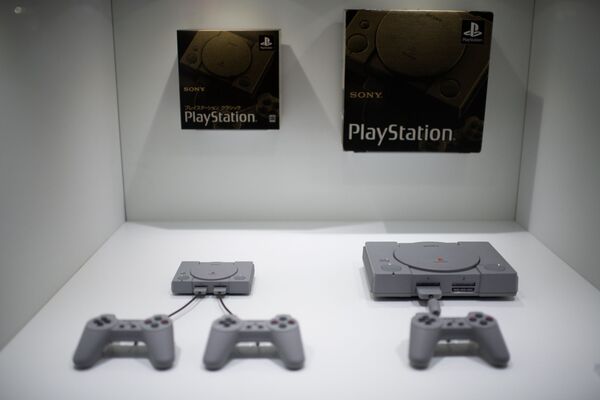 Новая приставка Sony Playstation Classic 2018 года и приставка Sony Playstation Classic 1994 года на Tokyo Game Show в Японии - Sputnik Кыргызстан