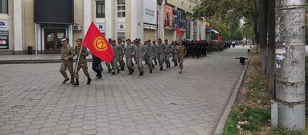 Ала-Тоо аянтынан чуркап өткөн жүздөн ашык аскер кызматкери. Видео - Sputnik Кыргызстан