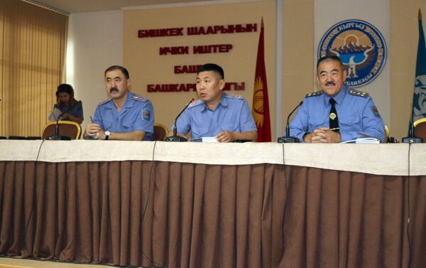 Руководители главного и районных управлений внутренних дел Бишкека сдали зачет на знание новых кодексов — о правонарушениях и проступках - Sputnik Кыргызстан