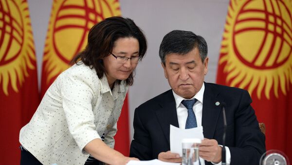 Президент Сооронбай Жээнбеков жана маалымат катчысы Толгонай Стамалиева - Sputnik Кыргызстан