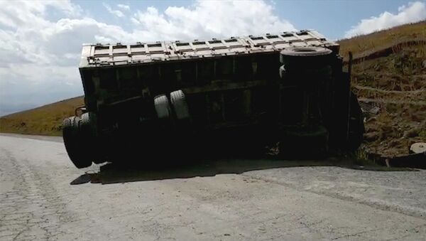 На трассе Бишкек — Ош грузовик протаранил минивэн и опрокинулся. Видео - Sputnik Кыргызстан