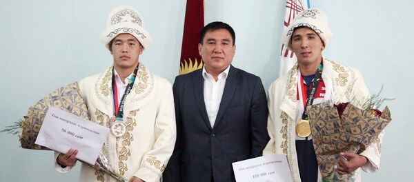 Ош шаарынын мэри Таалайбек Сарыбашов спортчулар Төрөкан Багынбай уулу жана Акжол Махмудов менен жолугушту. - Sputnik Кыргызстан
