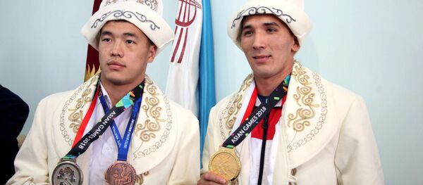 Чемпион и призер Азиатских игр получили денежные премии в Оше  - Sputnik Кыргызстан