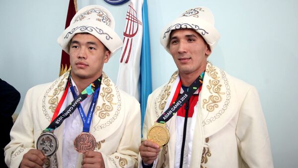 Чемпион и призер Азиатских игр получили денежные премии в Оше  - Sputnik Кыргызстан