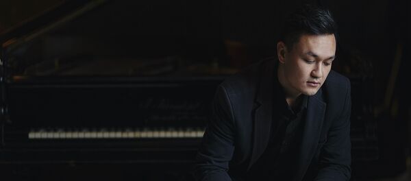 Пианист Талгат Аракеев Пианист Талгат Аракеев - Sputnik Кыргызстан