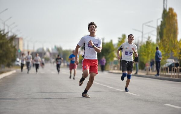 Спортивное мероприятие стартовало и завершилось возле физкультурно-оздоровительного комплекса в жилмассиве Арча-Бешик - Sputnik Кыргызстан
