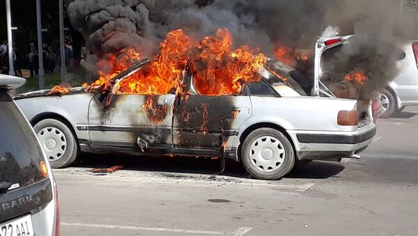 На площади Ала-Тоо в Бишкеке сгорел автомобиль Audi 80 - Sputnik Кыргызстан