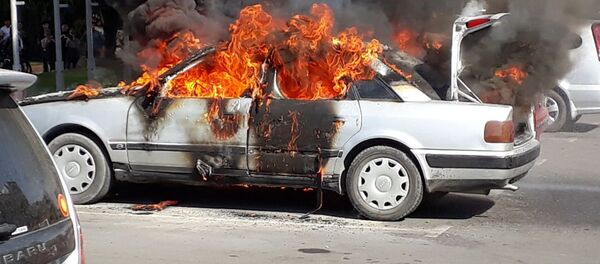 Бишкектин чок ортосунда Audi С4 үлгүсүндөгү унаа өрттөндү - Sputnik Кыргызстан