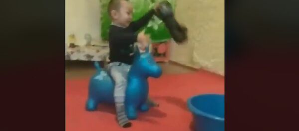 Оюнчук ат минип көк бөрү ойногон бөбөк соцтармактагыларды элжиретти. Видео - Sputnik Кыргызстан