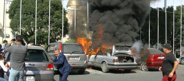 Как горел автомобиль на площади Ала-Тоо в Бишкеке — видео с места пожара Как горел автомобиль на площади Ала-Тоо в Бишкеке — видео с места пожара - Sputnik Кыргызстан