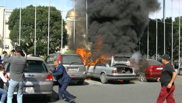 Как горел автомобиль на площади Ала-Тоо в Бишкеке — видео с места пожара - Sputnik Кыргызстан