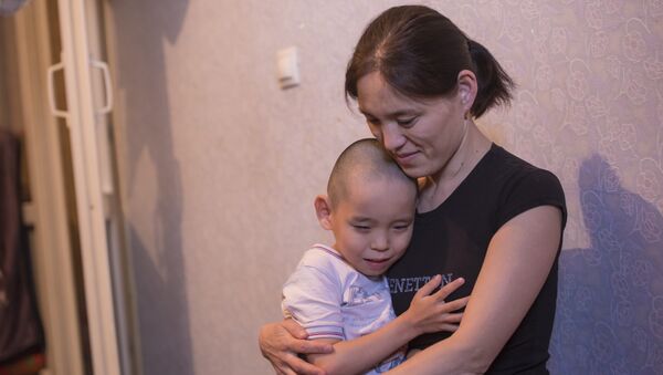 Страдающая высоким глазным давлением и глаукомой с атрофией зрительного нерва Гулмайрам Уйгакова с сыном - Sputnik Кыргызстан