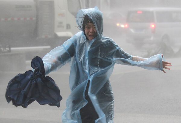 Супертайфун Мангхут в Китае - Sputnik Кыргызстан