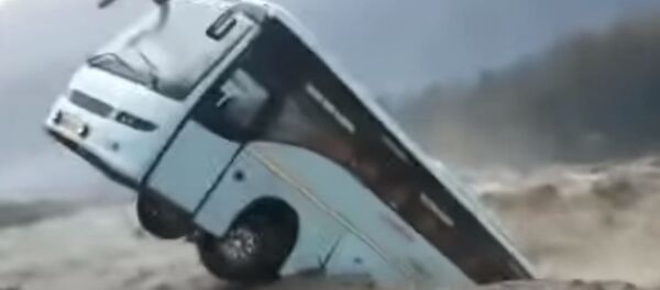 Бурная река унесла большой автобус, как щепку. Видео из Индии - Sputnik Кыргызстан