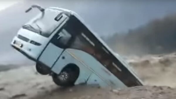 Бурная река унесла большой автобус, как щепку. Видео из Индии - Sputnik Кыргызстан