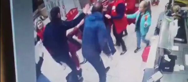 Посетитель магазина устроил стрельбу в супермаркете, защищая жену, — видео - Sputnik Кыргызстан