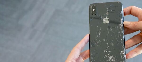 Легко ломаются? Новые iPhone проверили на прочность — видео - Sputnik Кыргызстан