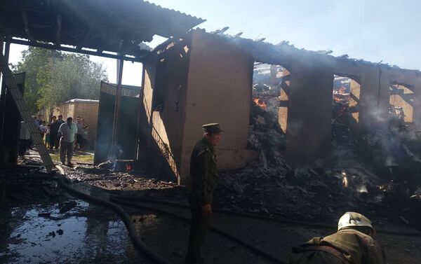 Информация о возгорании дома в селе Чоко-Добо поступила пожарным в 15.30. - Sputnik Кыргызстан