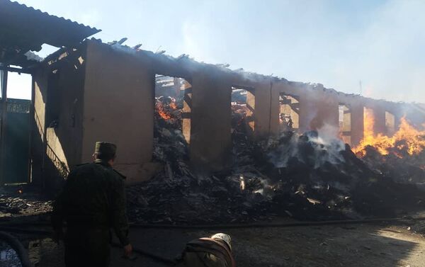 В Сузакском районе Джалал-Абадской области загорелся жилой дом, на месте работают четыре пожарных расчета - Sputnik Кыргызстан