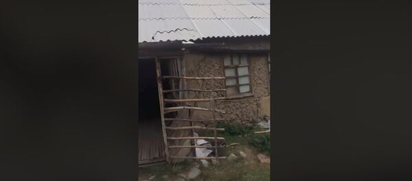 В этом сарае учатся школьники Кыргызстана? Видео, возмутившее всех В этом сарае учатся школьники Кыргызстана? Видео, возмутившее всех - Sputnik Кыргызстан