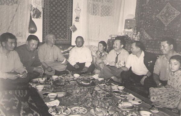 Писатель Шукурбек Бейшеналиев, драматург Касымалы Жантошев, акын Абдыкалык Чоробаев, манасчи Саякбай Каралаев, писатель Аалы Токомбаев, акын Кубанычбек Маликов и литератор Омуркул Жакишев за столом - Sputnik Кыргызстан