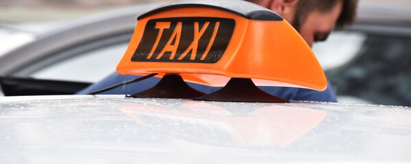 Знак такси на автомобиле. Архивное фото Знак такси на автомобиле. Архивное фото - Sputnik Кыргызстан