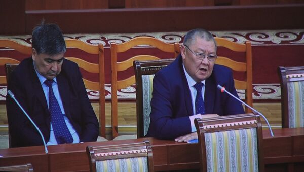 Видео реакции депутата на обвинение Токона Мамытова в другом гражданстве - Sputnik Кыргызстан