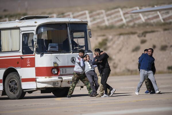 Үч кишини кармап алган боевиктер автобуска отуруп жатканда алдыда аларды эмне күтүп турганын сезишкен эмес - Sputnik Кыргызстан