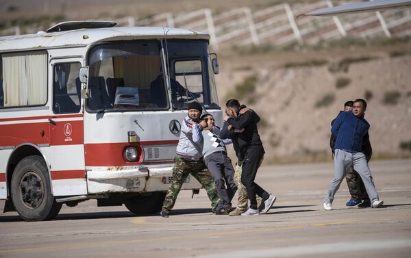 Согласно легенде учений, террористы захватили самолет с пассажирами. - Sputnik Кыргызстан
