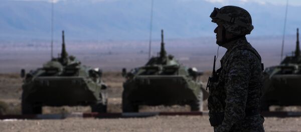 Военнослужащий на учениях. Архивное фото - Sputnik Кыргызстан