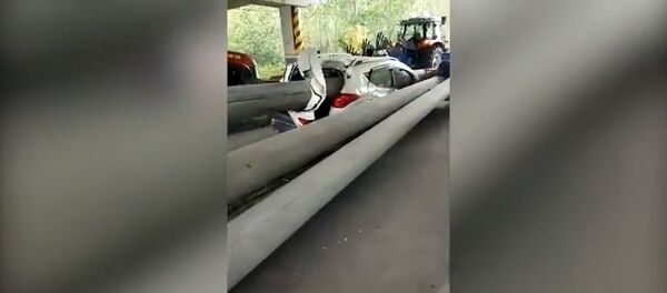 Как в фильме Пункт назначения — машину насквозь пробил столб. Видео - Sputnik Кыргызстан