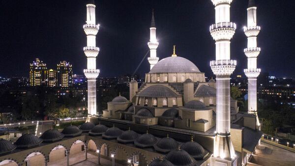 Вид на центральную республиканскую мечеть имени имама аль-Сарахсия. Архивное фото - Sputnik Кыргызстан